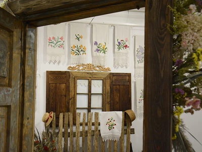 recznikowe-ogrody--wystawa-haftowanych-tkanin-inspirowanych-natura